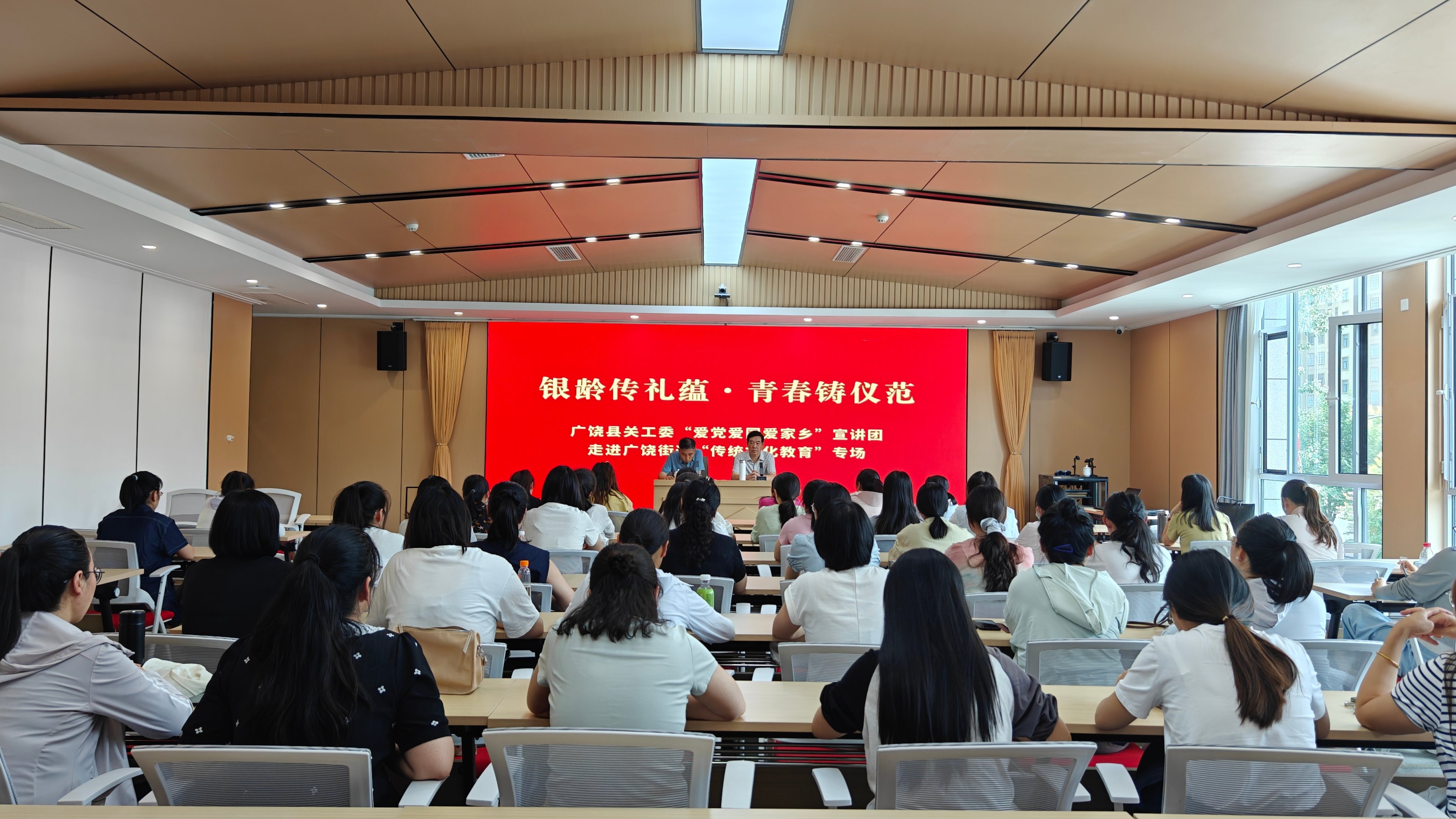 1.廣饒縣關工委開展“銀齡傳禮蘊·青春鑄儀范”傳統文化教育活動.jpg
