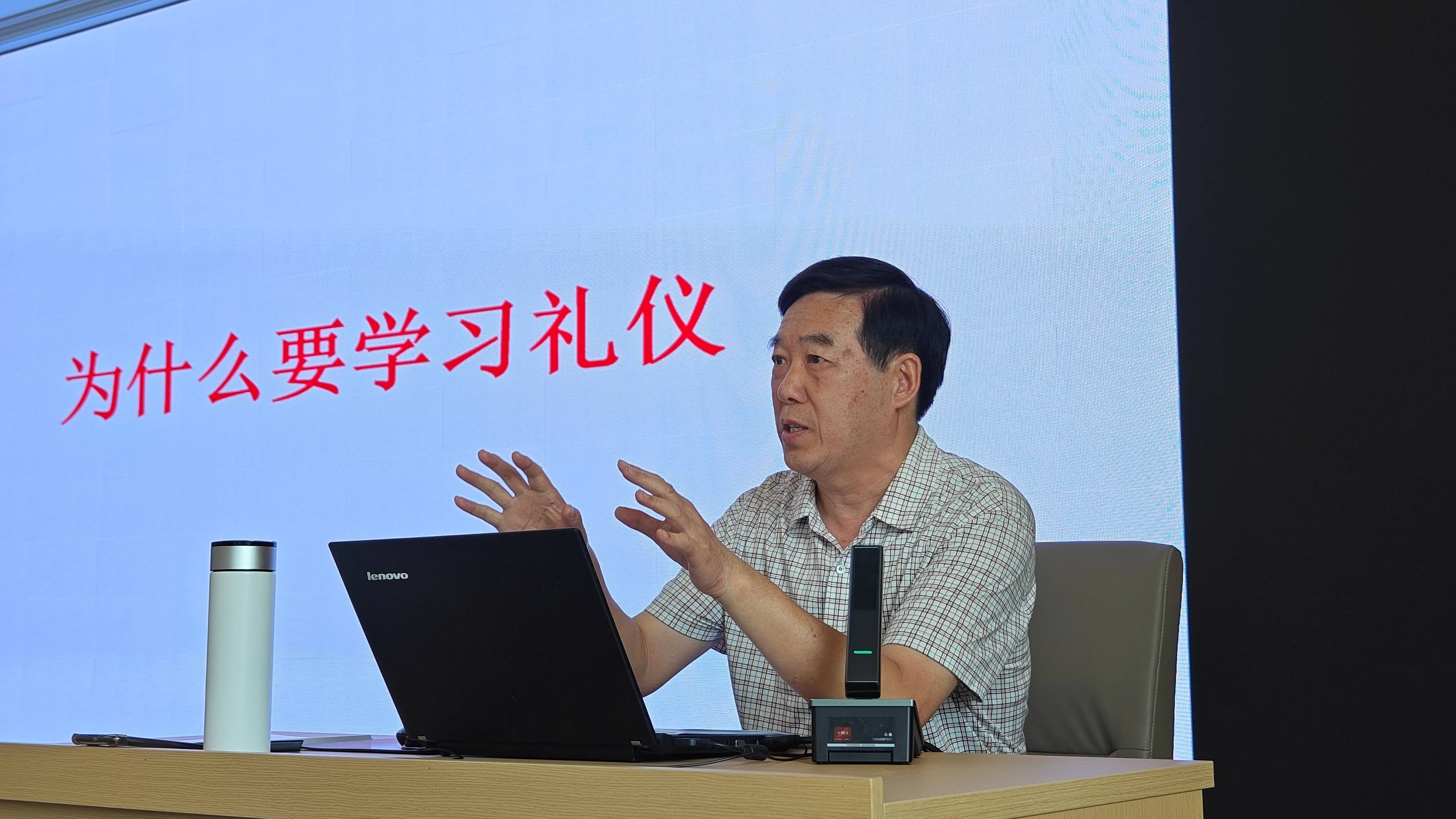 3.“五老”志愿者門光一作專題宣講.jpg