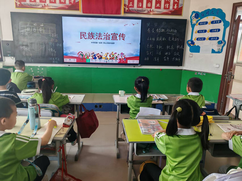 元寶山區(qū)平礦一小民族法治宣傳周活動照片2_副本.jpg