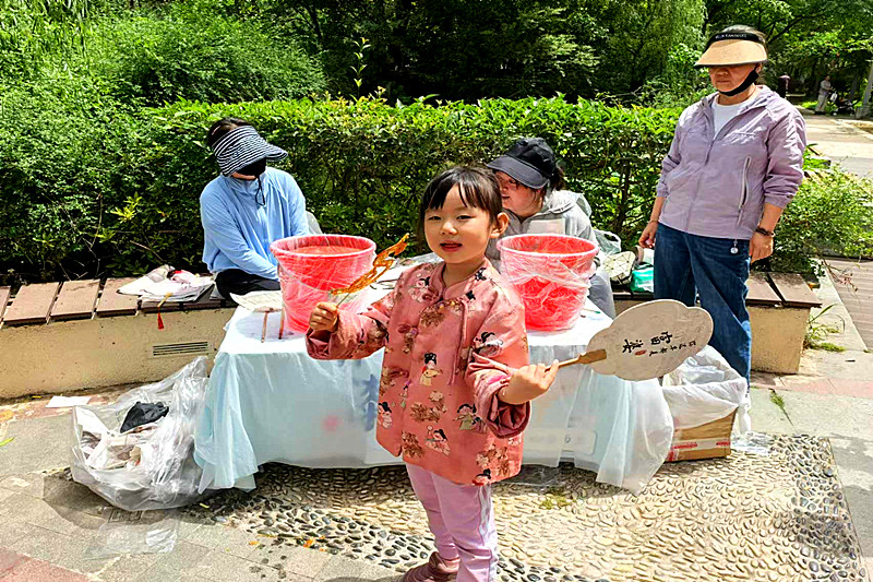 江蘇省南京市鼓樓區(qū)鳳凰街道西城嵐灣社區(qū)關工委開展“樂在端陽，童趣非遺”活動(3).jpg