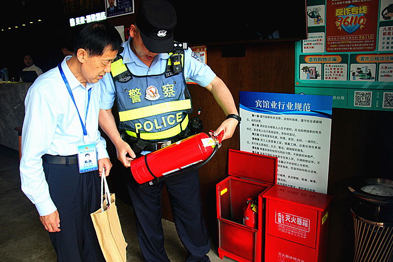 玄武湖街道關工委聯合開展轄區網吧及娛樂場所消防安全檢查(1).jpg
