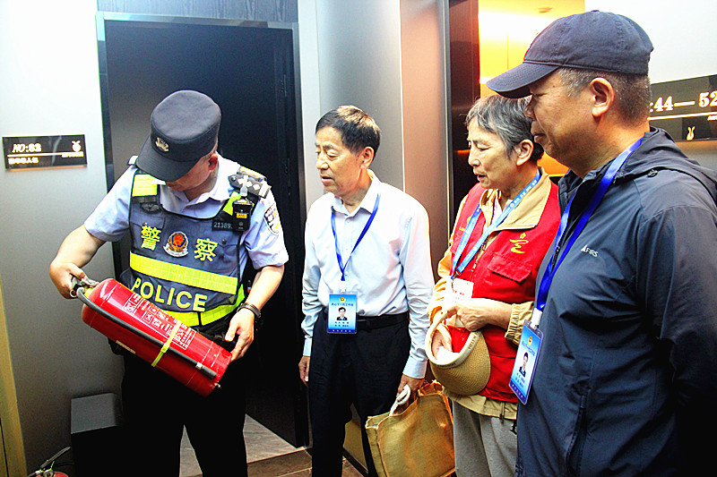 玄武湖街道關工委聯合開展轄區網吧及娛樂場所消防安全檢查(3).jpg