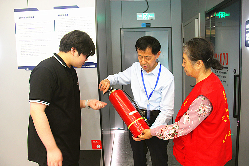 玄武湖街道關工委聯合開展轄區網吧及娛樂場所消防安全檢查(5).jpg