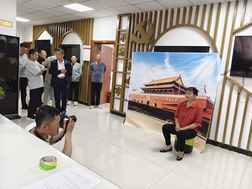 元寶山區(qū)平莊西城街道王府社區(qū)關工委“光影敬歲月 鏡覽天安門”活動照片1_副本.jpg