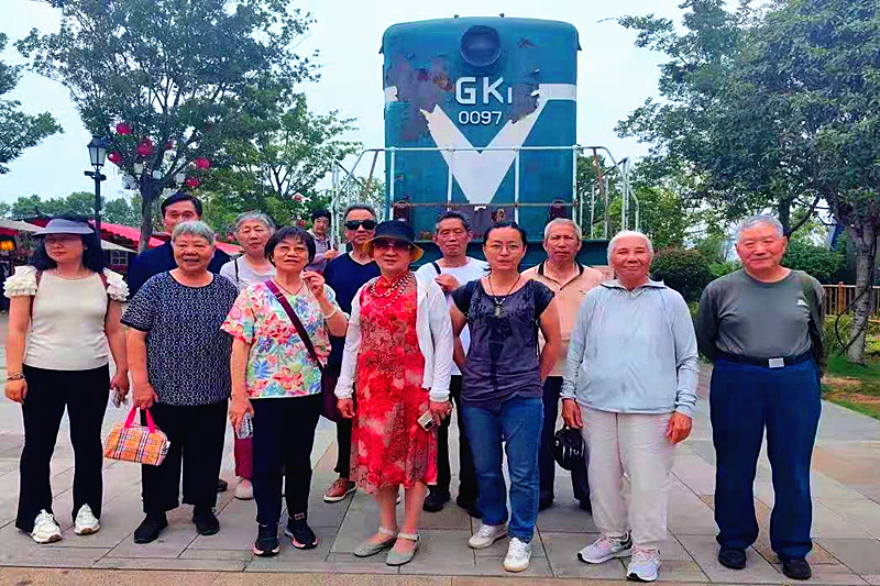 江蘇省南京市玄武區(qū)梅園新村社區(qū)關(guān)工委組織“五老”探尋長江生態(tài)之美(3).jpg