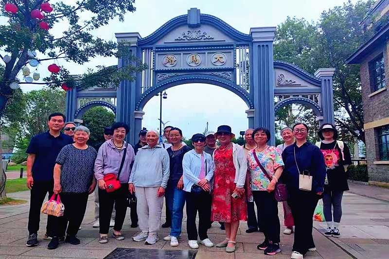 江蘇省南京市玄武區(qū)梅園新村社區(qū)關(guān)工委組織“五老”探尋長江生態(tài)之美(5).jpg