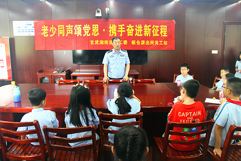 玄武湖街道聯合板倉派出所共同舉辦“老少”詩歌朗誦活動,同慶建黨104周年(3).jpg