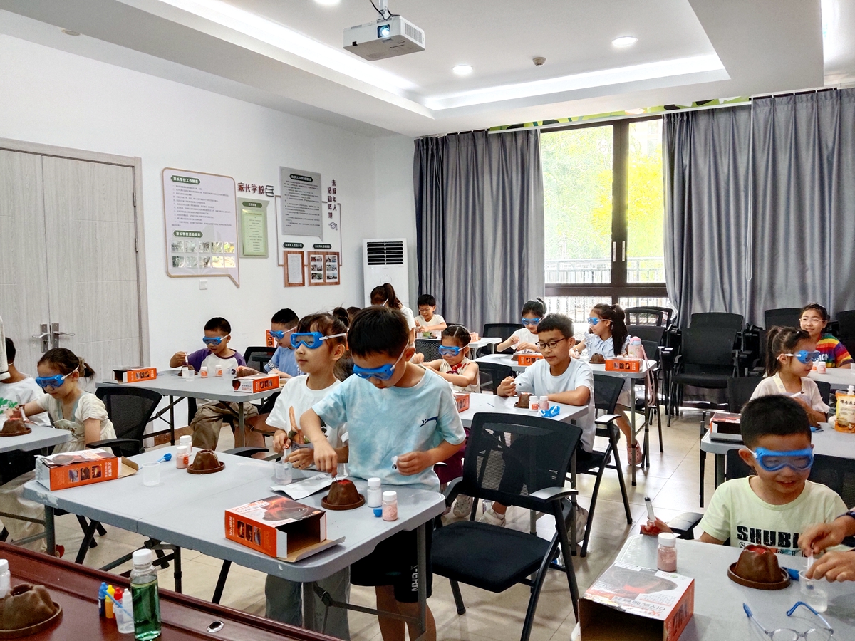寧波市鎮海區：九龍湖鎮河源社區關工委開展“寓教于樂學安全，科學實驗護成長”青少年廚房安全教育活動3_副本.jpg