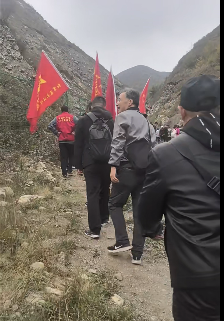 六盤山祭奠英烈1.png
