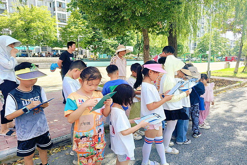 江蘇省南京市江北新區盤城街道永豐社區關工委開展兒童探索之旅(4).jpg