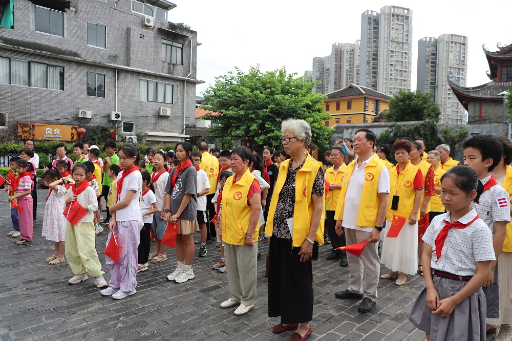 參加活動的“五老”和孩子們.jpg