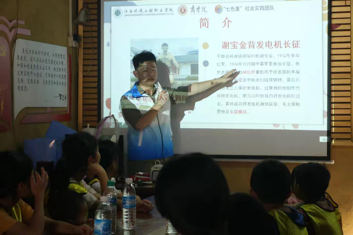 學生志愿者講述紅色故事.jpg