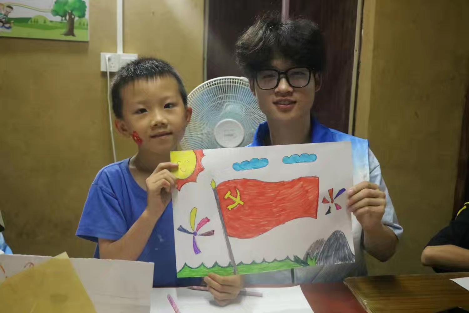 志愿者帶孩子們一起畫畫.jpg