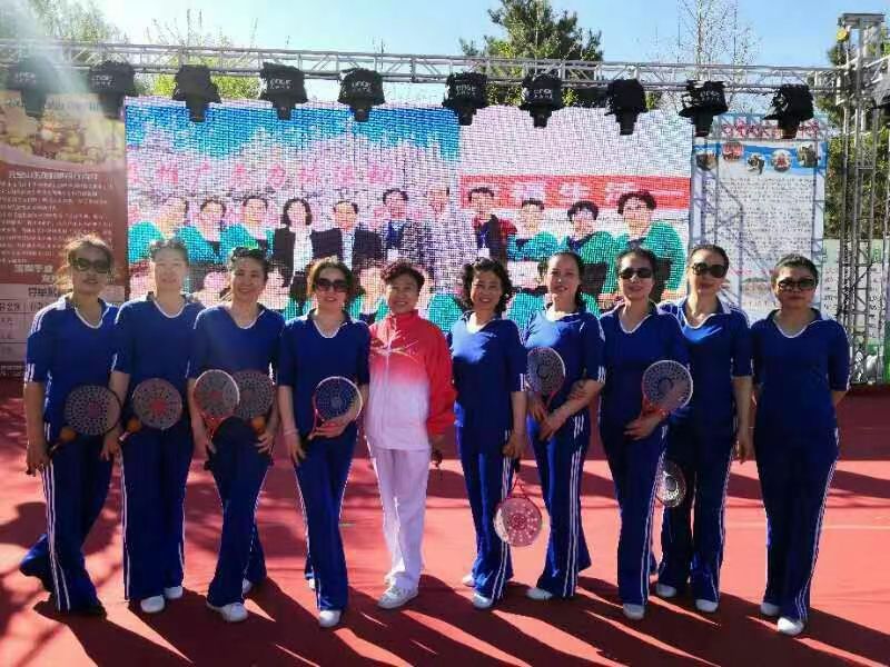 張秋燕主任帶領她的社區“五老”柔力球隊參加區里的比賽.jpg