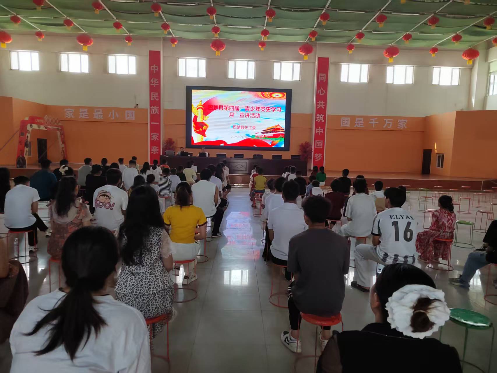 老干部宣講團成員在為青少年學生講述黨史故事.jpg