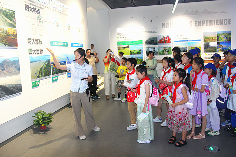 江蘇省南京市建鄴區南苑街道興達社區關工委組織青少年開展“生態濱江”主題參觀活動(2).jpg