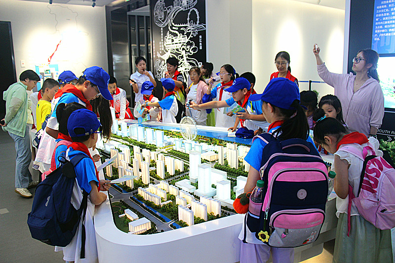 江蘇省南京市建鄴區南苑街道興達社區關工委組織青少年開展“生態濱江”主題參觀活動(3).jpg