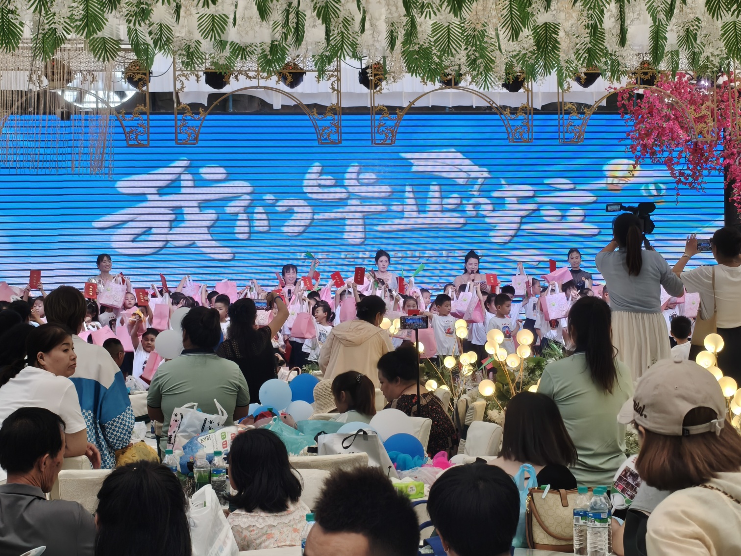 元寶山區(qū)西城街道王府社區(qū)為轄區(qū)幼兒園舉辦畢業(yè)典禮照片3_副本.jpg
