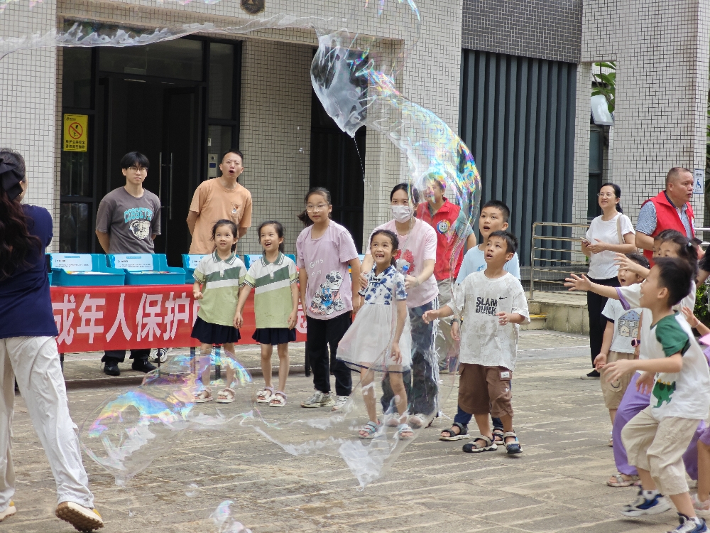 7月16日，廣西壯族自治區柳州市魚峰區天湖社區關工小組攜手柳州市科技館，組織40余名青少年及家長開展“魔幻泡泡秀，科學伴成長”主題活動1.jpg