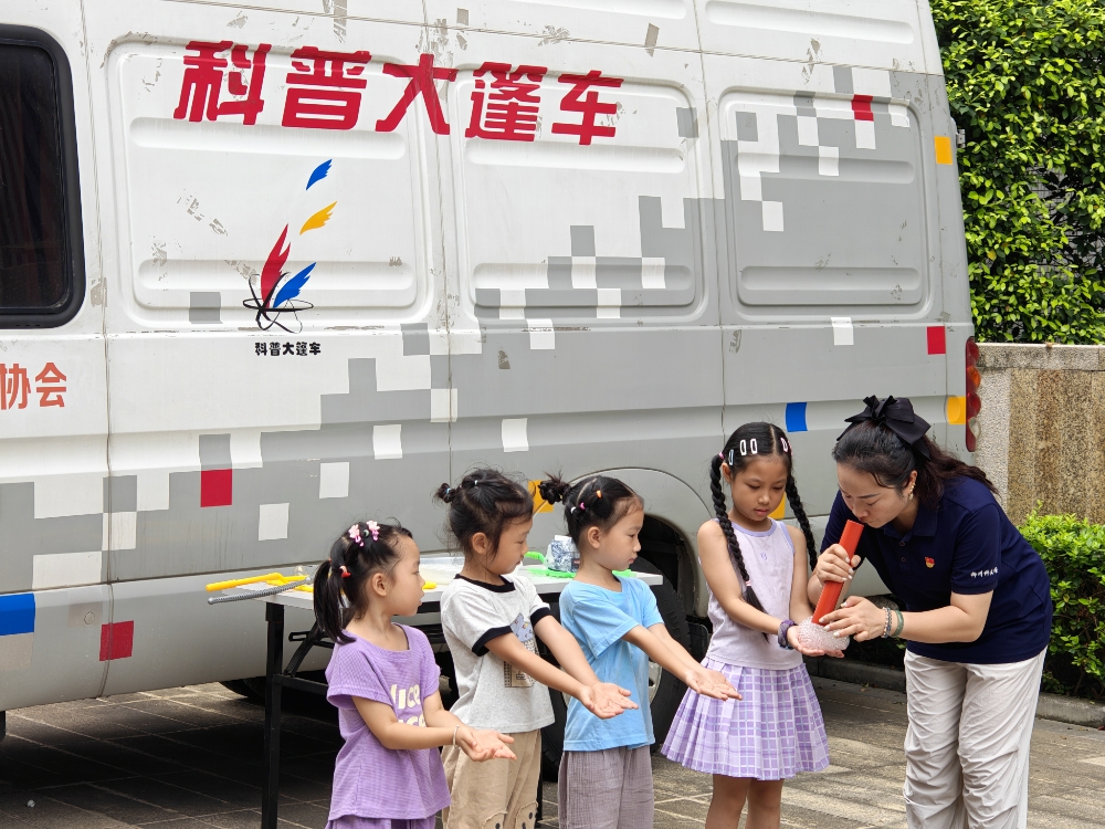 7月16日，廣西壯族自治區柳州市魚峰區天湖社區關工小組攜手柳州市科技館，組織40余名青少年及家長開展“魔幻泡泡秀，科學伴成長”主題活動4.jpg