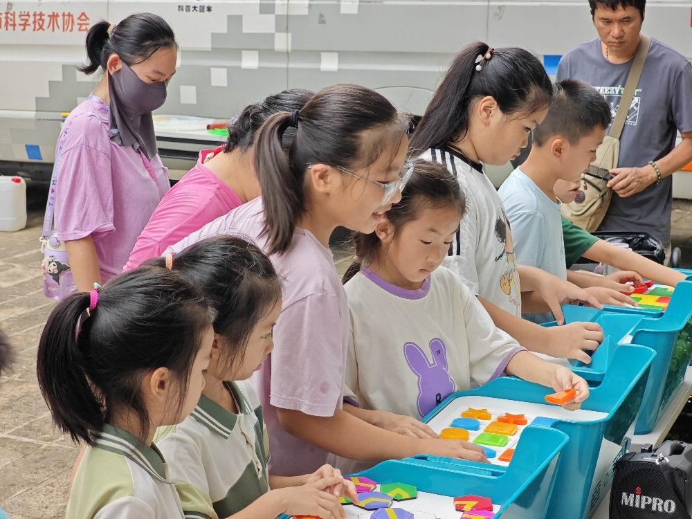7月16日，廣西壯族自治區柳州市魚峰區天湖社區關工小組攜手柳州市科技館，組織40余名青少年及家長開展“魔幻泡泡秀，科學伴成長”主題活動5.jpg