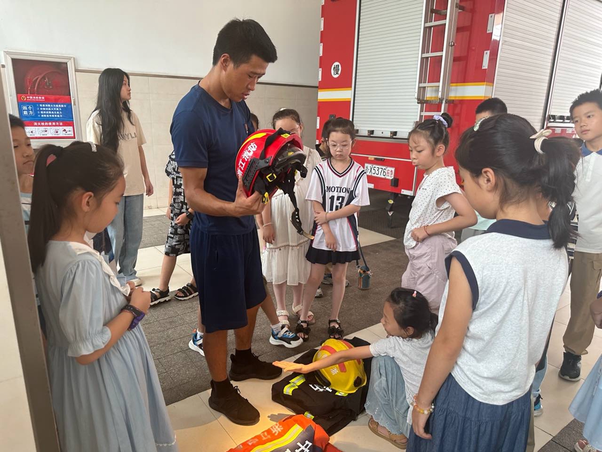 7月21日，未名社區關工委開展“小小消防員·烈火英雄夢”消防安全教育活動2_副本.jpg