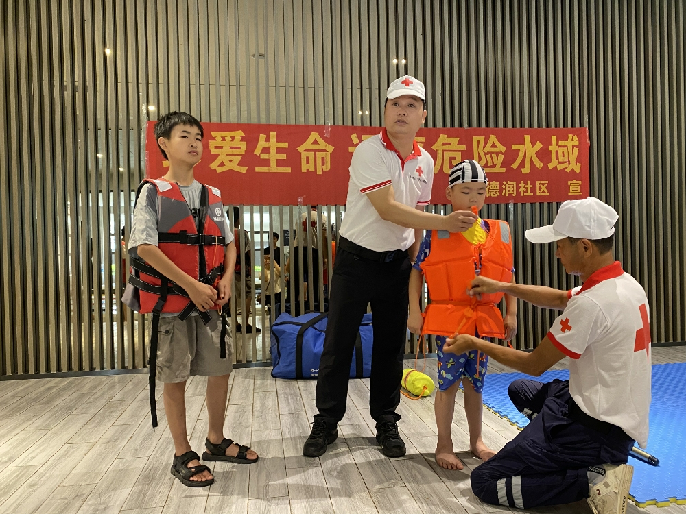 指導如何正確穿戴救生衣.jpg