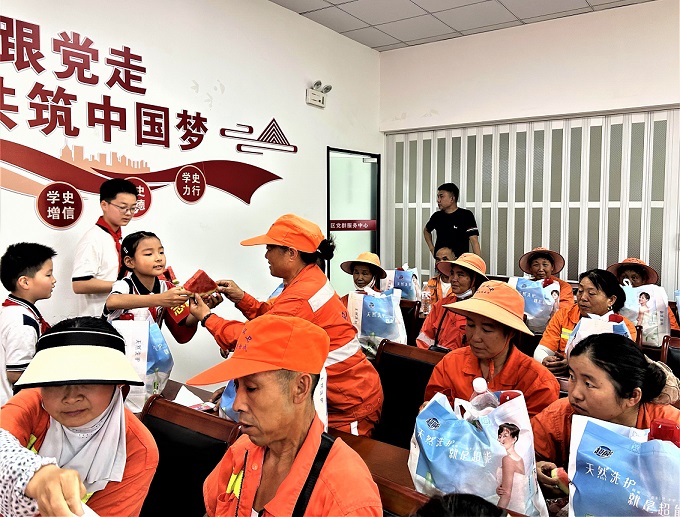 為環衛工人送清涼 .jpg