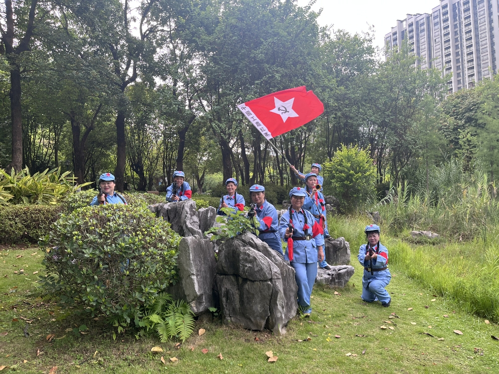 7月24日，廣西柳州市魚峰區駕鶴街道天湖社區關工小組開展“‘五老’藍衣憶崢嶸 紅心赤忱傳薪火”主題活動2.jpg