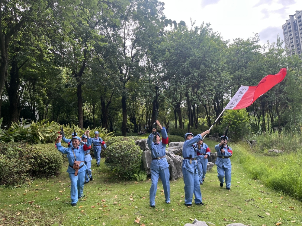 7月24日，廣西柳州市魚峰區駕鶴街道天湖社區關工小組開展“‘五老’藍衣憶崢嶸 紅心赤忱傳薪火”主題活動.jpg