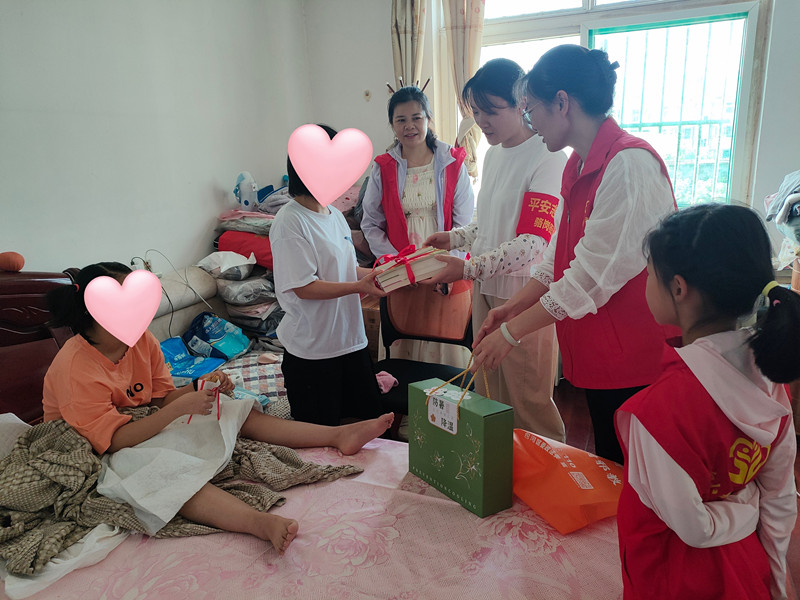 上門慰問困境兒童_副本.jpg
