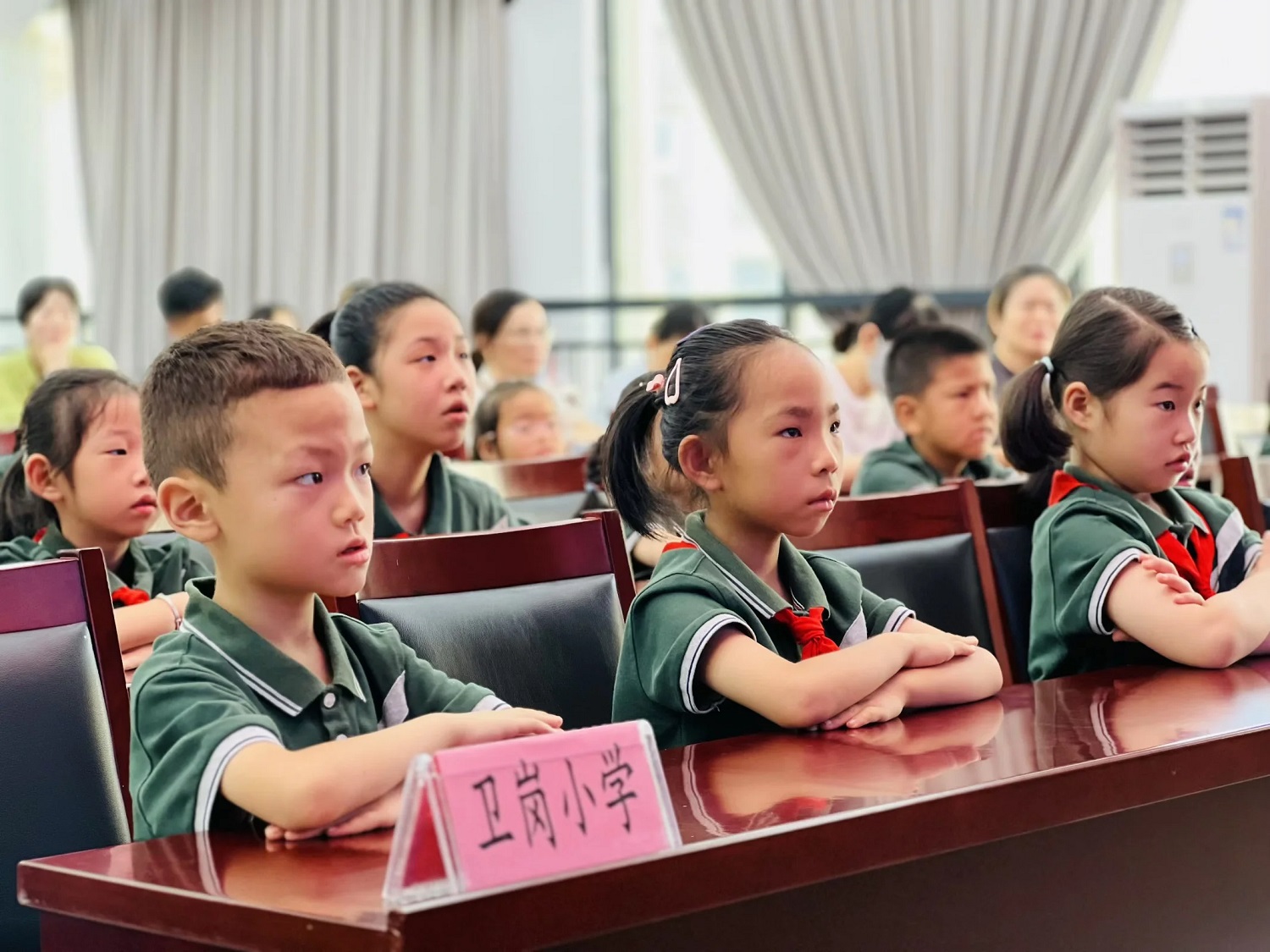 黨員群眾與少年兒童認真聽講學習 2.jpg