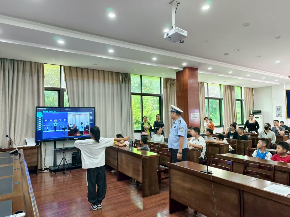 學習交警手勢.jpg