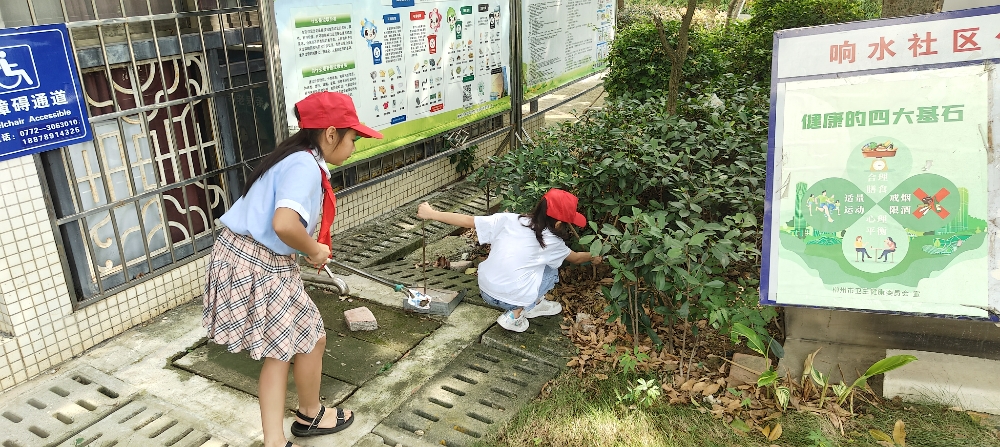 2025年7月30日，廣西柳州市魚峰區(qū)白蓮街道響水社區(qū)關工領導小組開展“小小志愿者送清涼，傳遞夏日溫暖”活動 (2).jpg