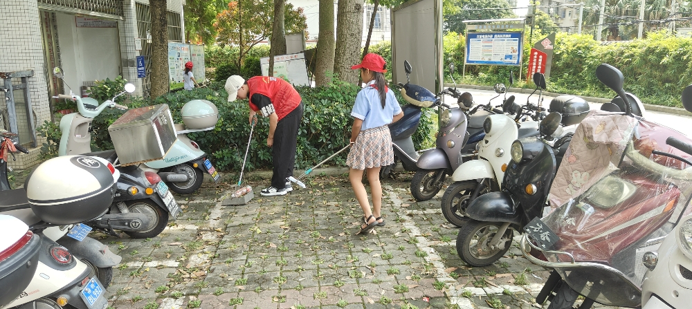 2025年7月30日，廣西柳州市魚峰區(qū)白蓮街道響水社區(qū)關工領導小組開展“小小志愿者送清涼，傳遞夏日溫暖”活動 (3).jpg