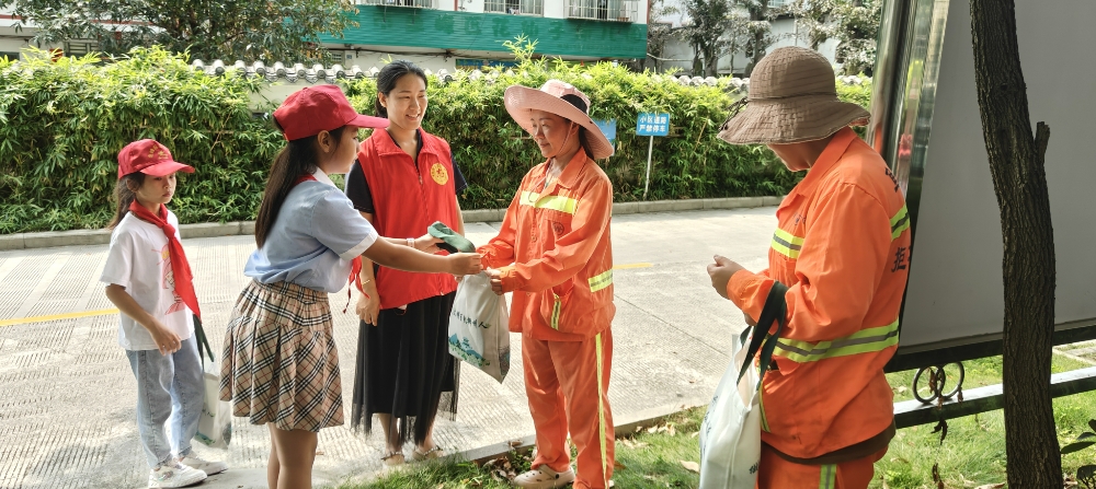 2025年7月30日，廣西柳州市魚峰區(qū)白蓮街道響水社區(qū)關工領導小組開展“小小志愿者送清涼，傳遞夏日溫暖”活動 (1).jpg