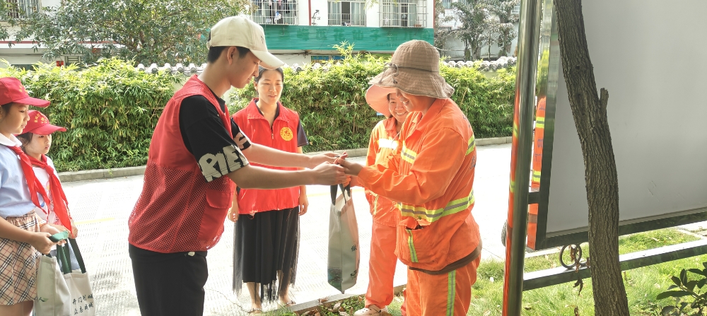 2025年7月30日，廣西柳州市魚峰區(qū)白蓮街道響水社區(qū)關工領導小組開展“小小志愿者送清涼，傳遞夏日溫暖”活動 (5).jpg