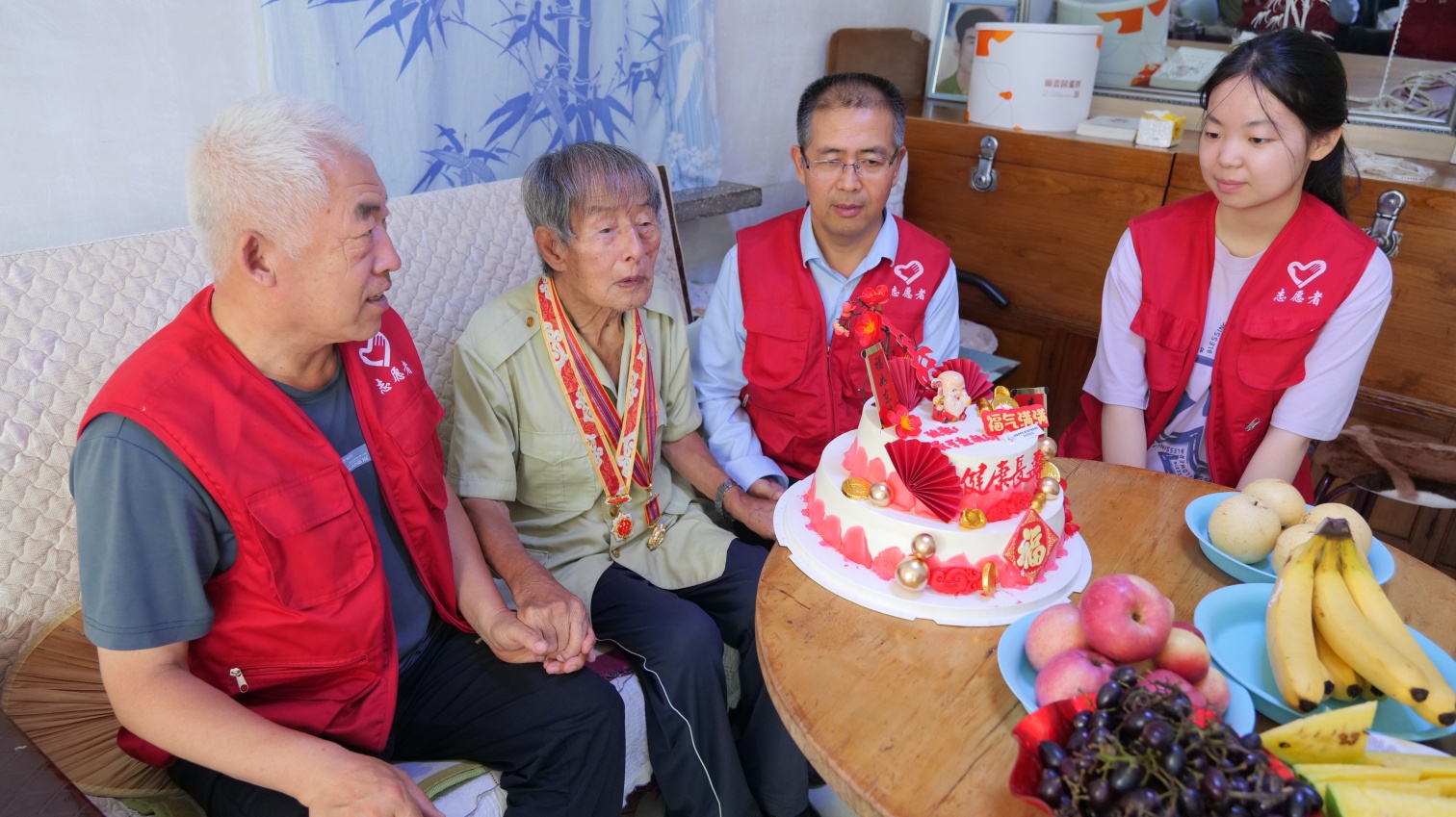 元寶山區草原藍哈達協會關工委“九秩老兵首嘗生日甜”活動照片1_副本.jpg