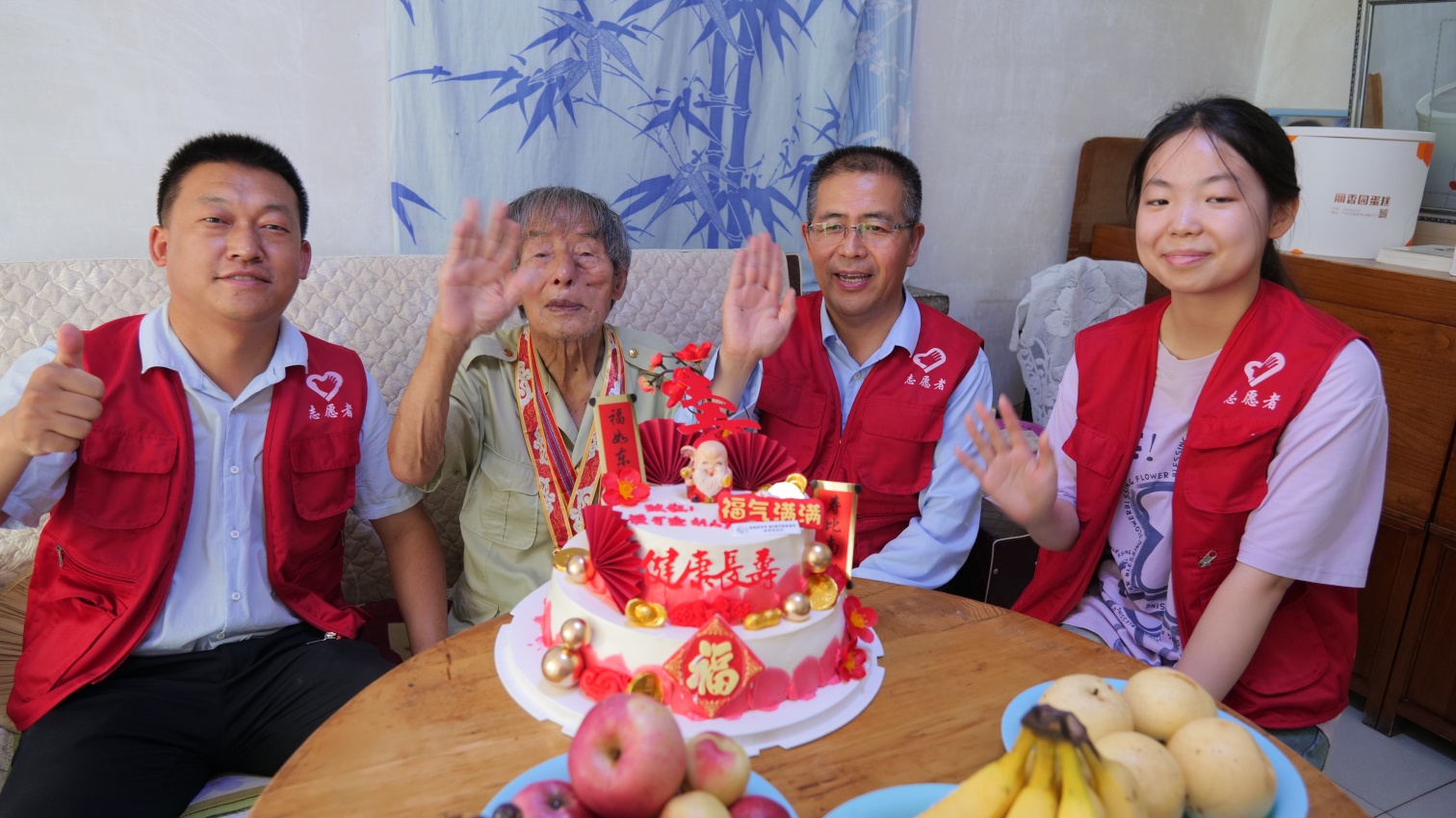 元寶山區草原藍哈達協會關工委“九秩老兵首嘗生日甜”活動照片2_副本.jpg