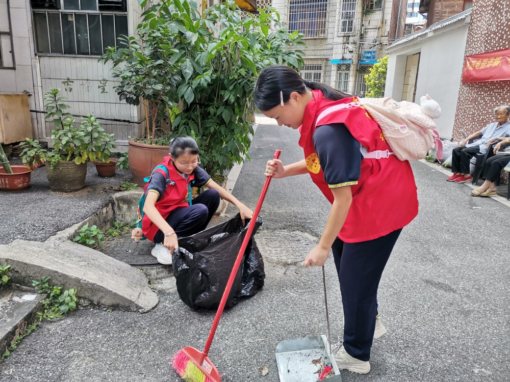 廣西柳州市魚峰區駕鶴街道桃源社區關工小組開展“小手拉大手，潔凈家園齊步走”青少年垃圾分類志愿服務活動2.jpg