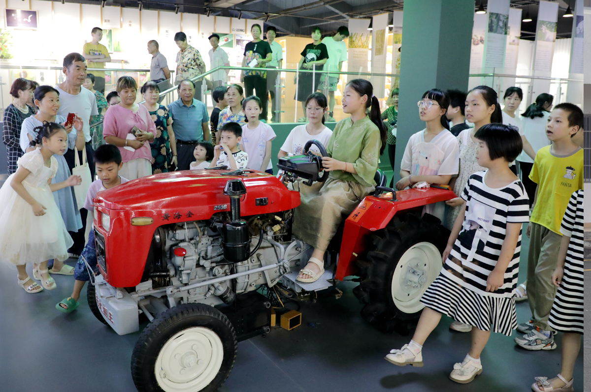 開拖拉機(jī).jpg