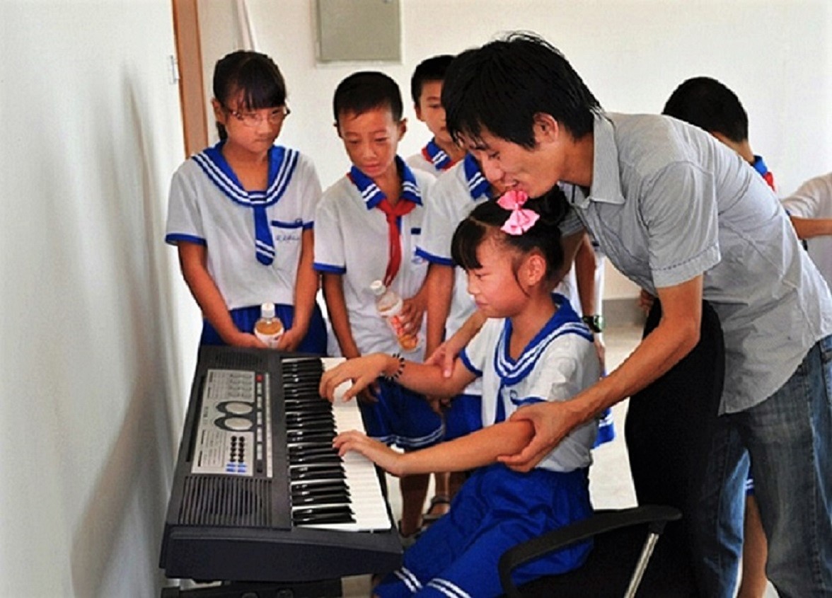 1754290340245386.jpg 指導學生練習演奏電子琴。.JPG