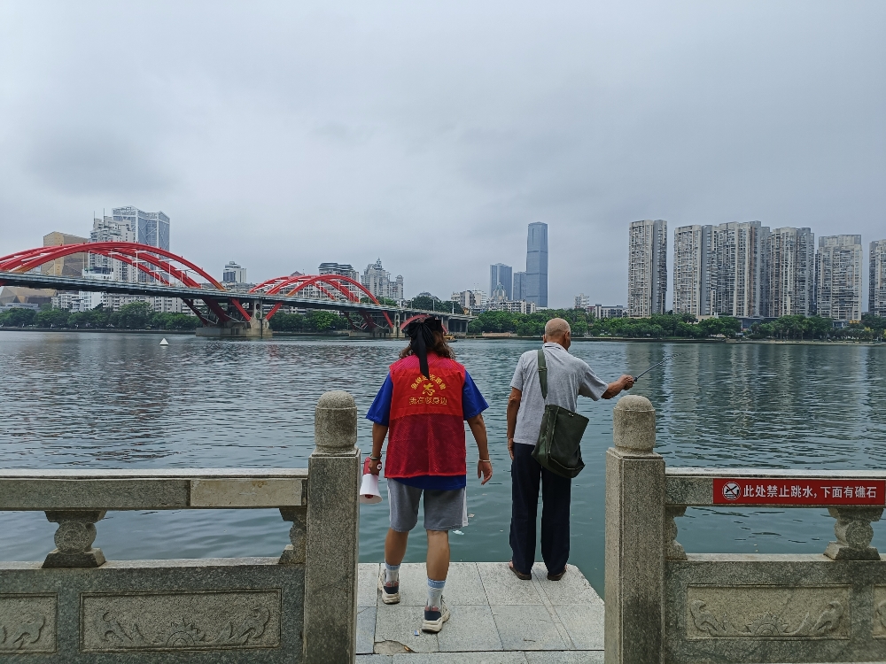 8月4日，廣西柳州市魚峰區駕鶴街道蟠龍社區關工小組開展防溺水巡河志愿服務活動。2.jpg