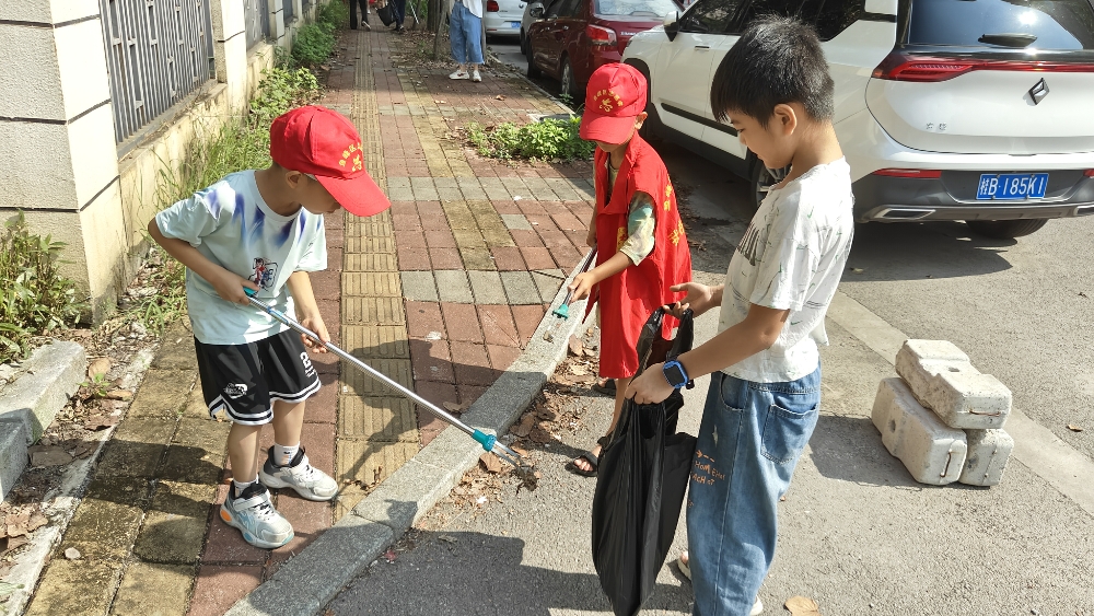 2025年8月1日，廣西柳州市魚峰區白蓮街道響水社區關工領導小組：“小手拉大手” 垃圾分類宣傳進社區 (3).jpg