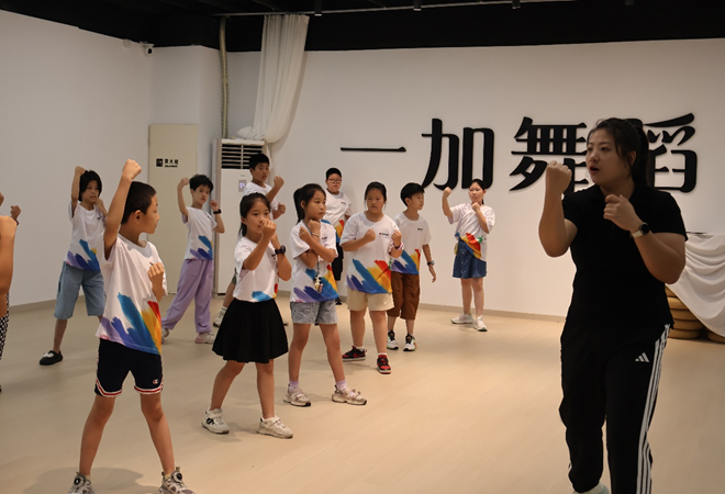 松陵街道湖濱華城社區：“濱”紛童未來 童心樂動場.png