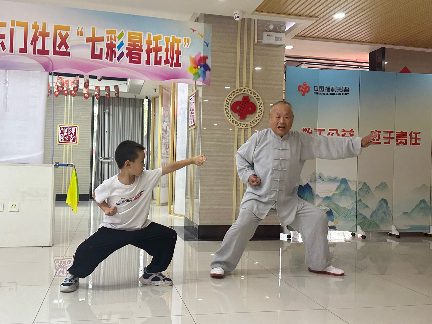 古槐街道東門社區(qū)“五老”志愿者工作室開展青少年武術(shù)課體驗活動.jpg