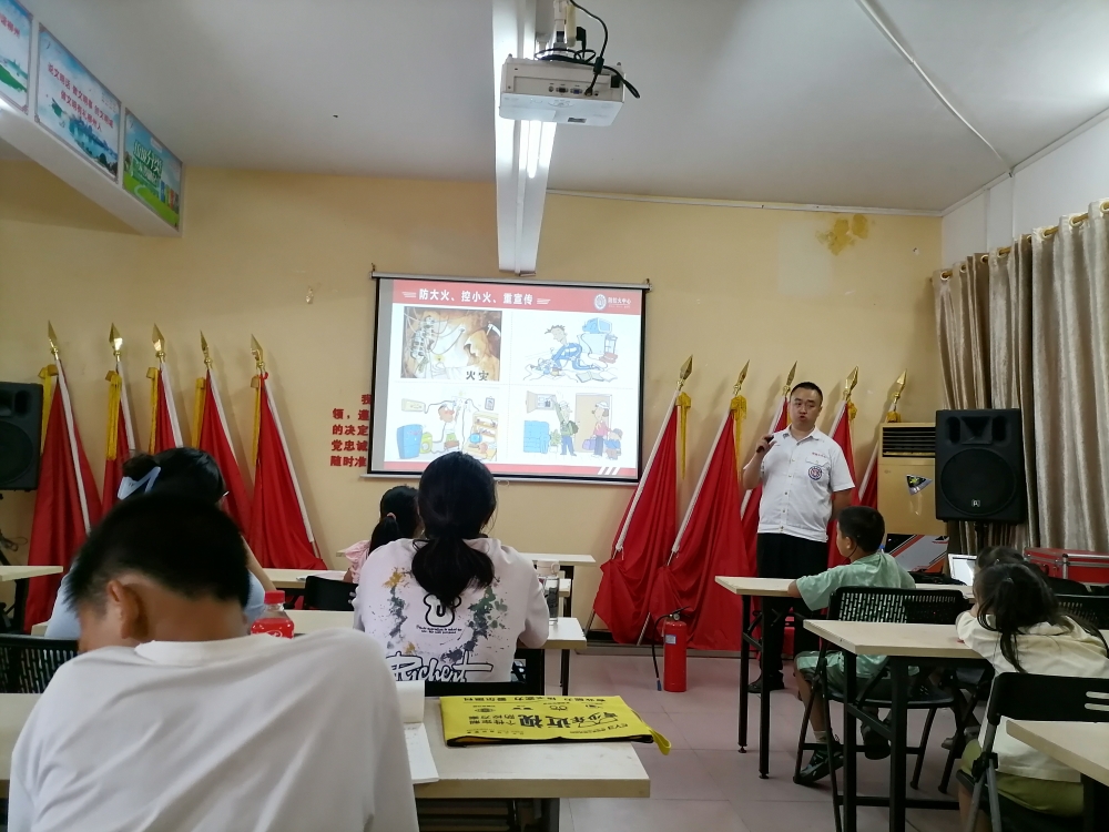 工作人員講解消防安全知識.jpg