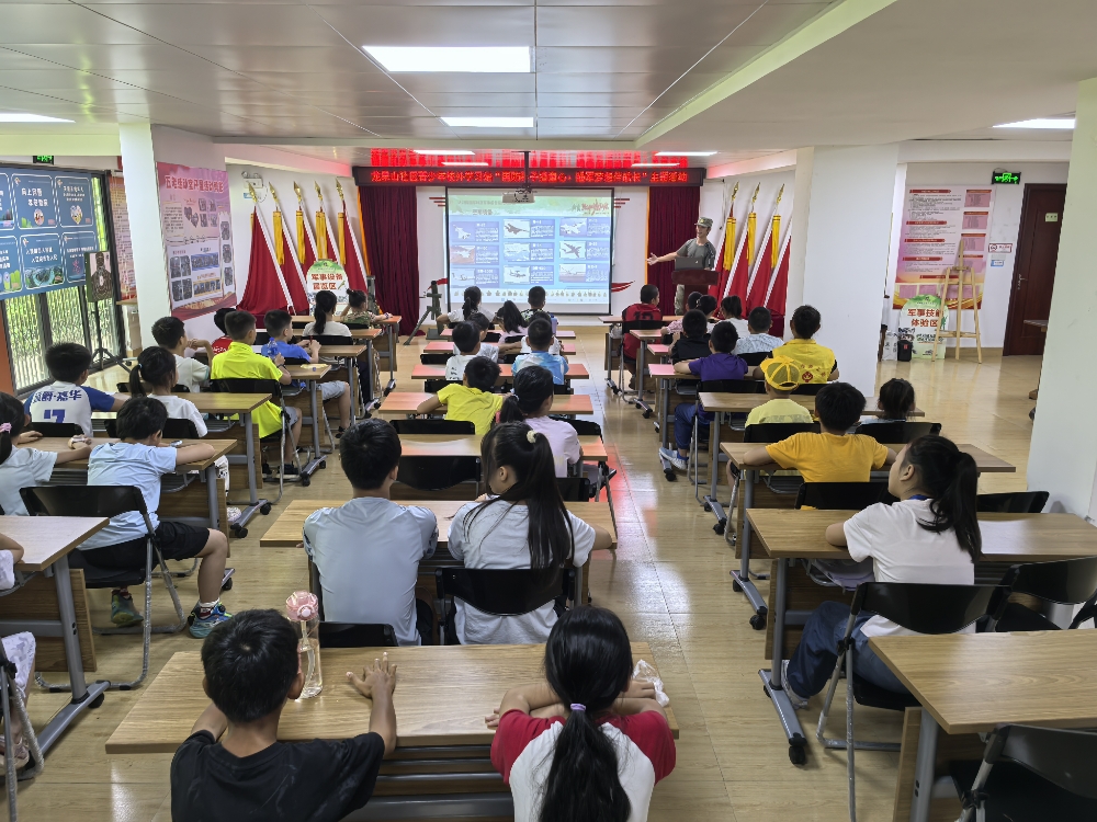 黃教官正在給孩子們講解國防知識.jpg