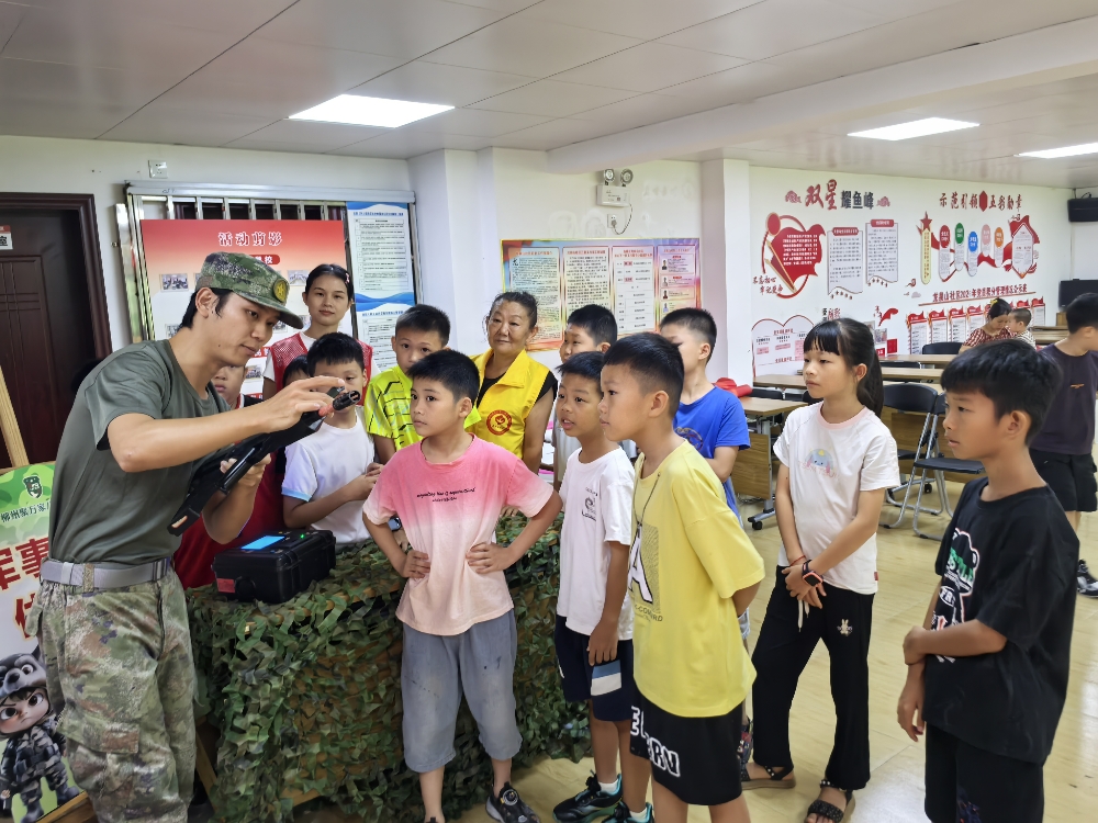 黃教官正在講解射擊項目怎么操作.jpg