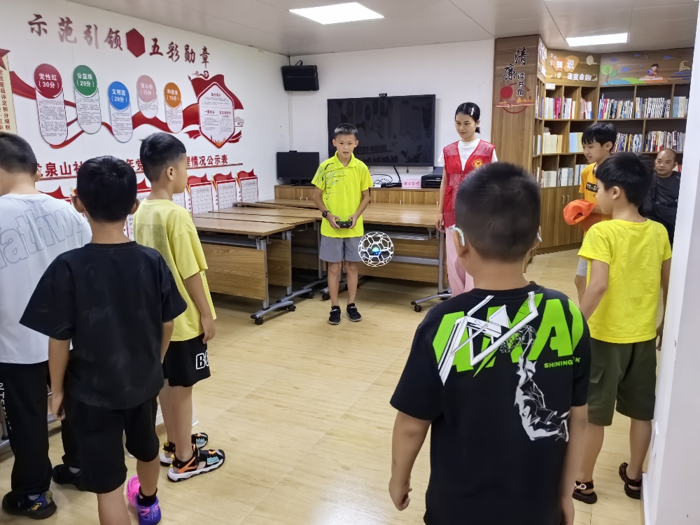 孩子們正在輪流體驗無人機項目.jpg